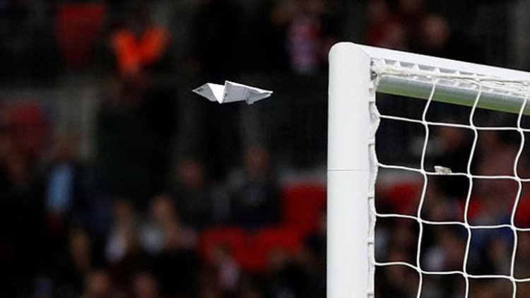 Kağıt uçakla gol attılar