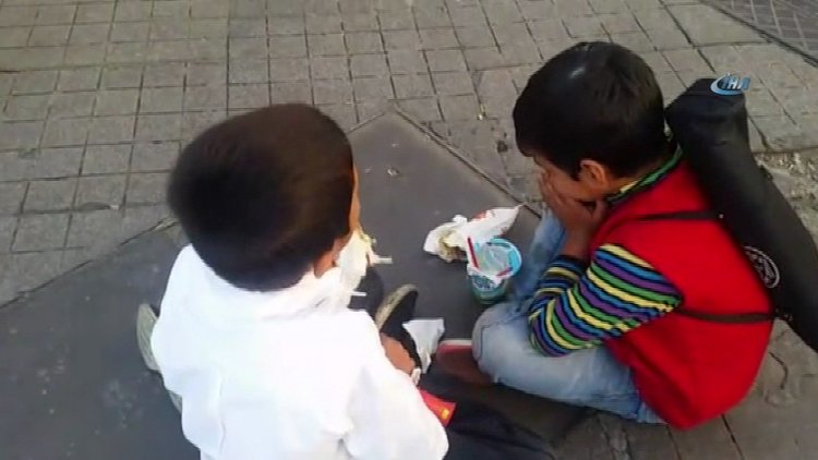 Taksim'de Suriyeli kardeşlerin duygusal paylaşımı