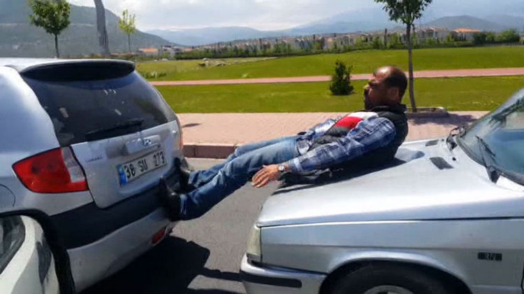 Çekme halatı yerine bacaklarını kullandı