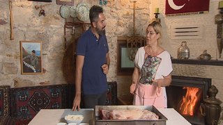 Turgay Başyayla İle Lezzet Yolculuğu 177. Bölümünde; Turgay Başyayla, İzmir’deki lezzet yolculuğuna Seferihisar’a bağlı Ulamış Köyü’nden başladı. ...