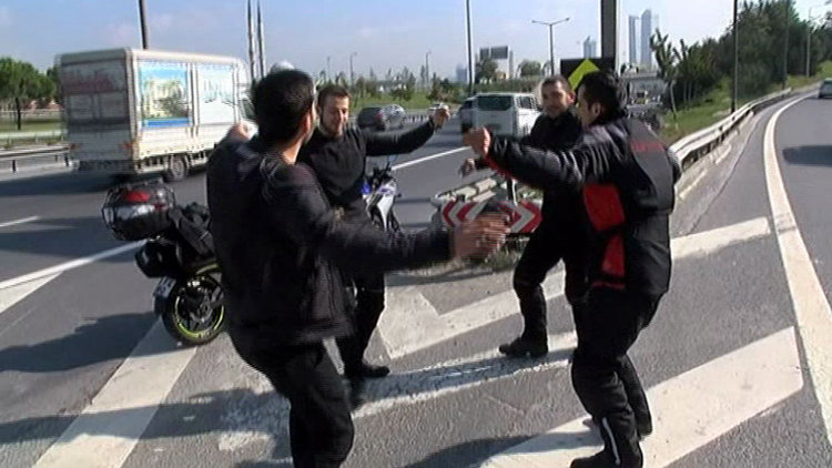 Göbek atıp trafiği tehlikeye soktular