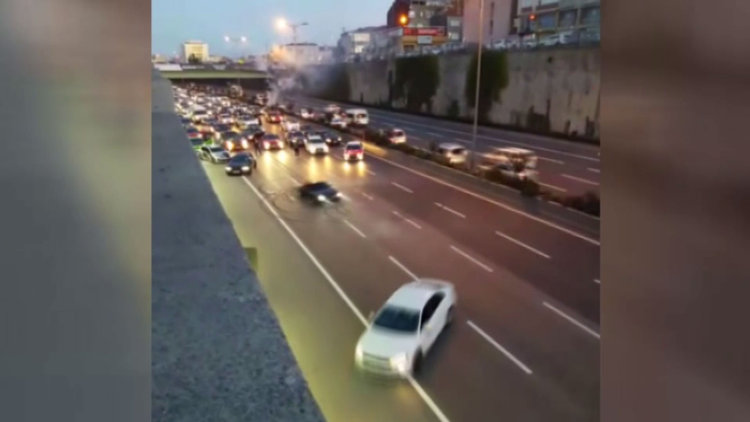 Yolu kesip drift yaptılar