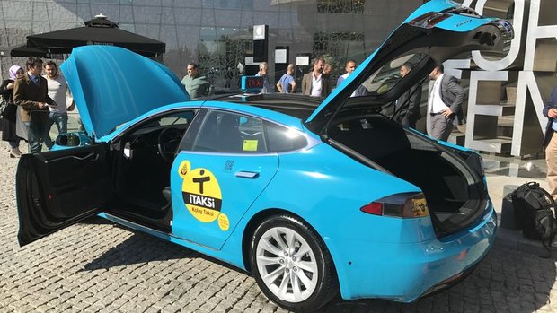 Yuzde 100 Elektrikli Turkuaz Taksi Istanbul Yollarinda