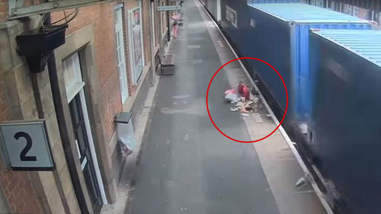 Yük trenine çarpan bebek arabası dağıldı