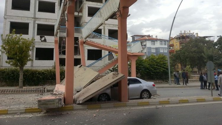Vincin çarptığı üst geçit böyle yıkıldı