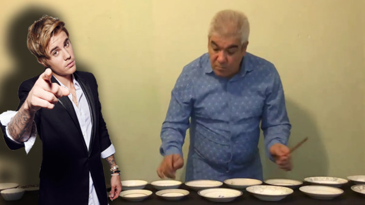 Tabaklarla Justin Bieber'ın 'Sorry' şarkısını çalan Türk