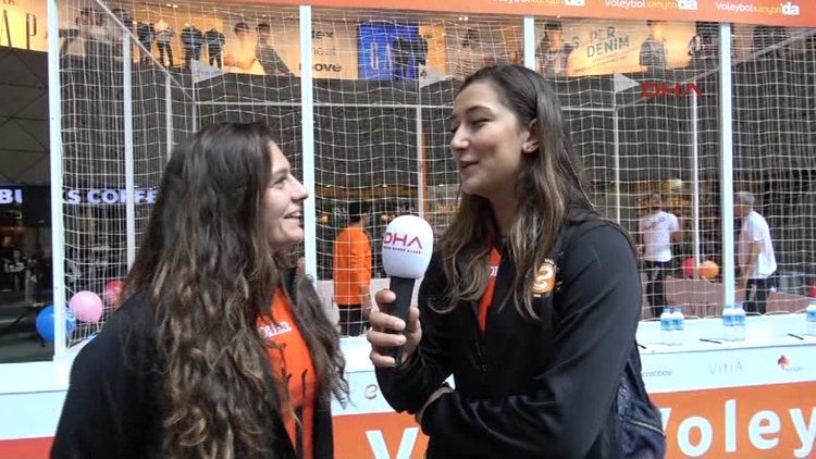 Eczacıbaşı VitrAlı voleybolcular muhabirliğe soyundu!