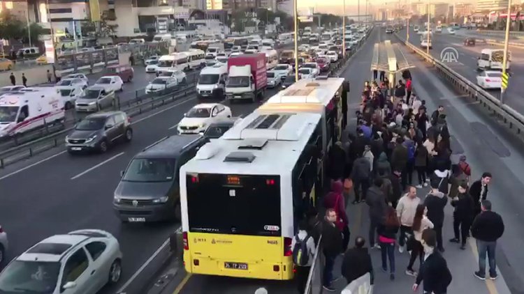 Metrobüs yolunda kaza: 1 yaralı