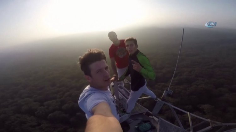 150 metrelik baz istasyonunun zirvesinde ölümle böyle dalga geçtiler