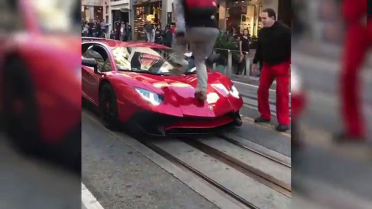 Lüks aracın üstünden yürüdü