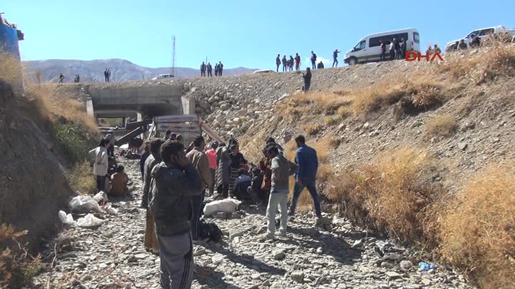 Hakkari Yüksekova'da kaçakları taşıyan kamyonet şarampole yuvarlandı