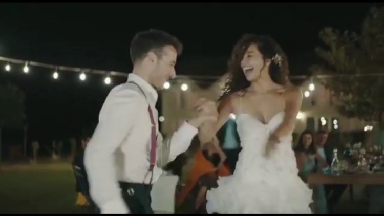 Azra Akın ile Atakan Koru düğünde böyle dans etti