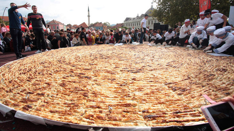 Börekçiler rekor için kolları sıvadı