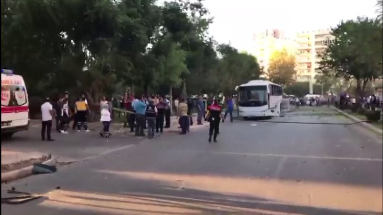 Mersin'de polis servis aracına bombalı saldırı