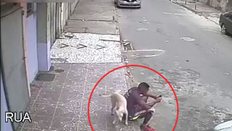 Sırtına tuvaletini yaptı