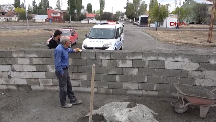 'Tapulu arazi' dedi, yolu trafiğe kapattı