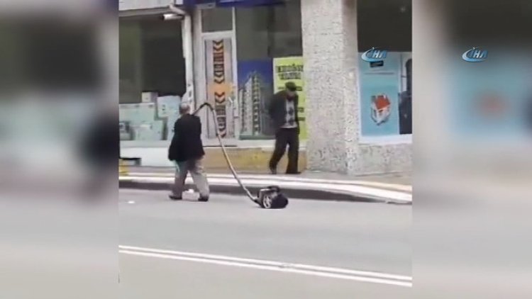 Elektrikli süpürgeyi sokakta gezdirdi
