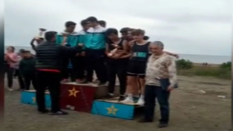 Madalya töreninde güldüren olay!