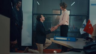 Seliha'nın yardımıyla Ali, Zeynep'e unutamayacağı bir evlenme teklifi yapar.