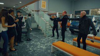 Çete planladıkları gibi bankaya girer. Ancak beklenmedik olaylar Ali ve Mustafa'nın vurulmasına neden olur.