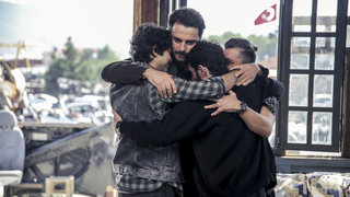 Çete soygun için hazırlanıyor.