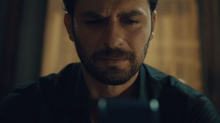 Cino babasının ona yıllar önce bıraktığı kaseti bulur.