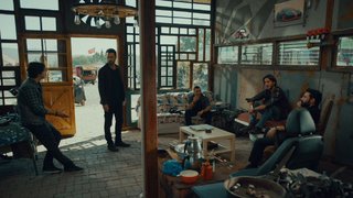 Cino, babasının masum olduğuna dair kanıtlar bankadan çalmaya kararlı.