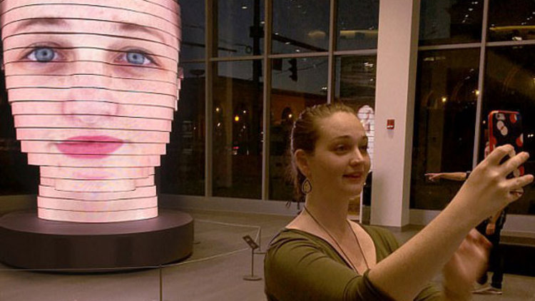 Selfie&#039;ler heykele dönüşüyor