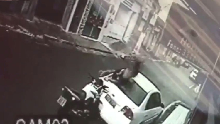 Aracın camından girdi