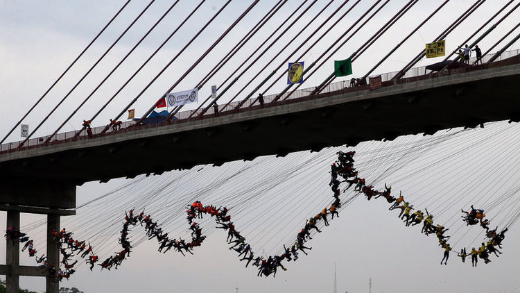 245 kişi köprüden atladı