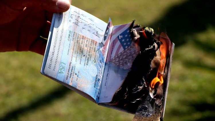 Amerika'ya kızdı, çocuklarının pasaportlarını yaktı