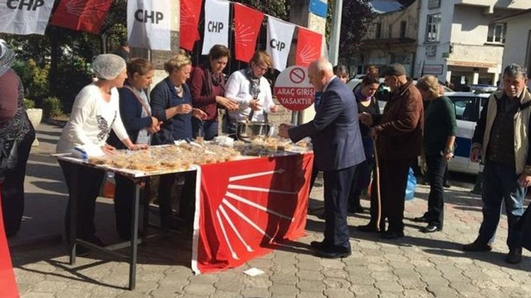 Artvin'de müftü, yan stanttaki afişi görünce CHP'lilerin dağıttığı aşureyi geri bıraktı