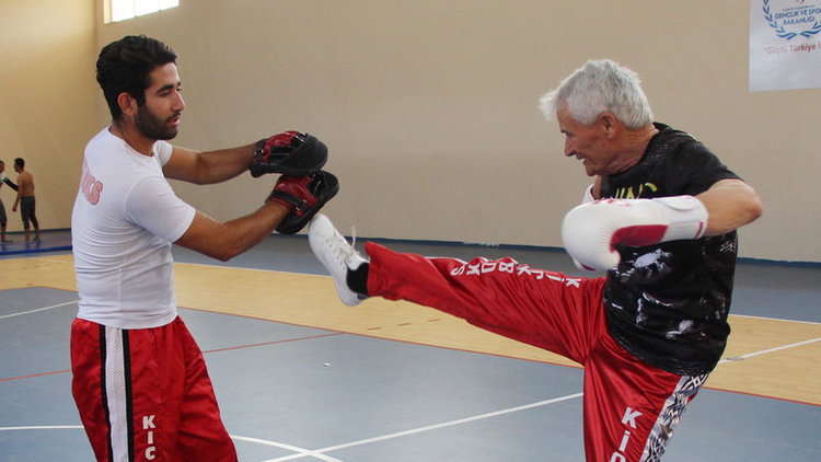 70'lik kick boksçu gençlere taş çıkartıyor