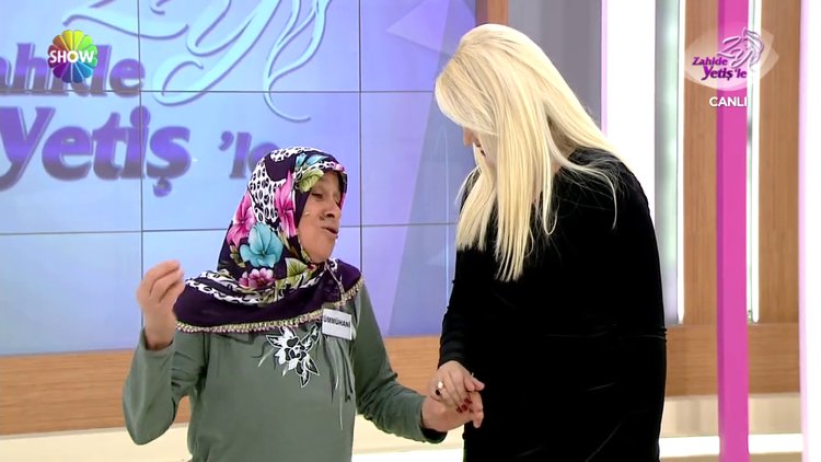 Her soruya mani ile cevap veriyor