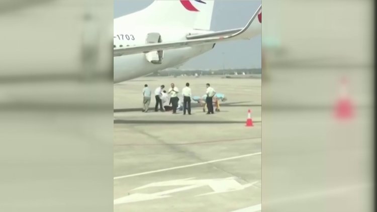 Hostes uçaktan düştü!