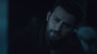 Cino, suçsuz olduğunu öğrenmesinin ardından babasının mezarı başına gidiyor ve af diliyor.