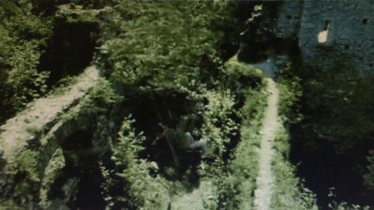 Jackie Chan film çekimi sırasında ölümden dönmüş