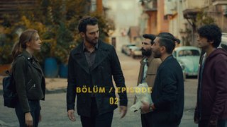 Cino, Ali'nin katilini araştırmak için mahalleye gelen Seliha'yı çete ile tanıştırıyor.