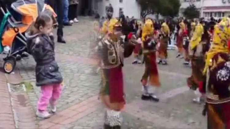 Ablasının folklor gösterisini gölgede bırakan ufaklık
