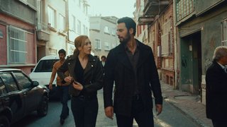 Gizli görev için mahalleden dükkan tutan Seliha, Cino ile birlikte ufak bir gezintiye çıkıyor.