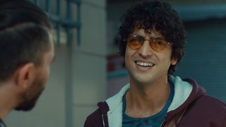 Yeşim'i gören Aleko'nun dili tutuluyor.