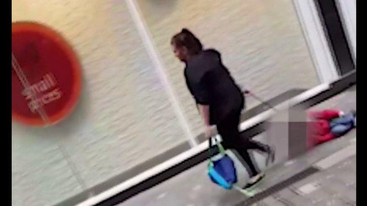 Çocuğunu yol boyunca sürükleyen anne kamerada