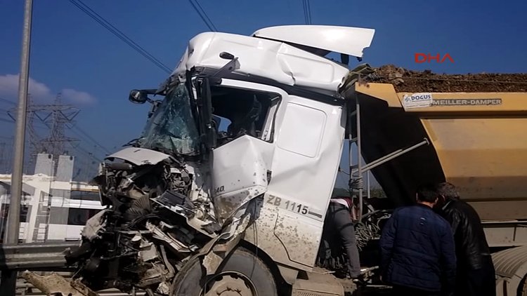 Okmeydanı'nda iki kamyonun karıştığı kaza