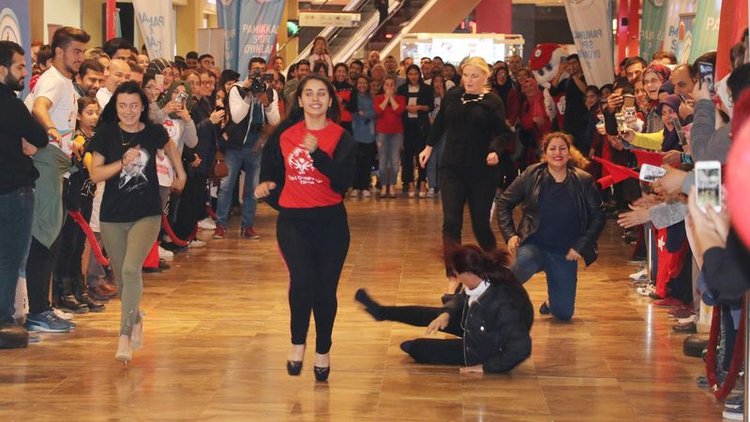Topuklu ayakkabılarla yarıştılar
