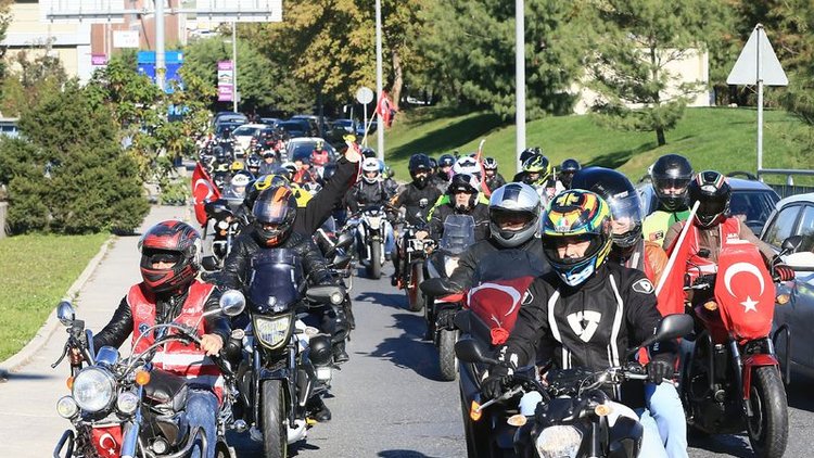 Motosikletlilerden 'Cumhuriyet' korteji