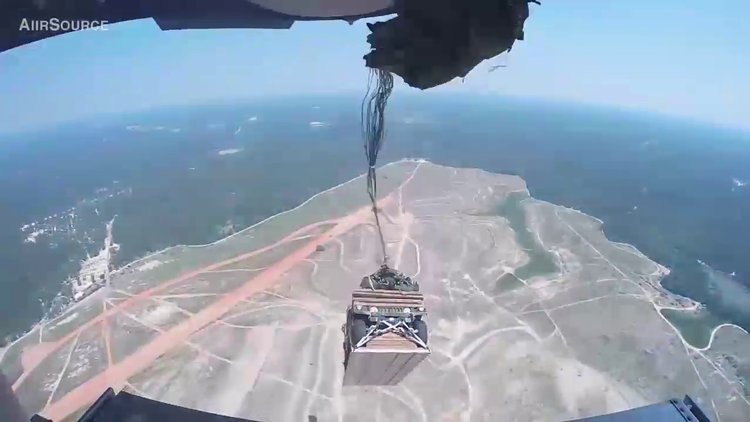 Askeri araçlar uçaktan paraşütle yere indi!