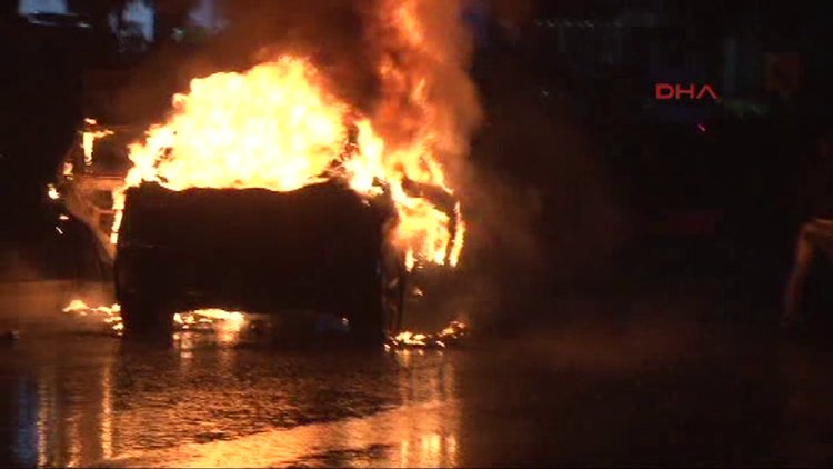 Şişli'de bir kişi aracını yakıp lastiklerini patlattı