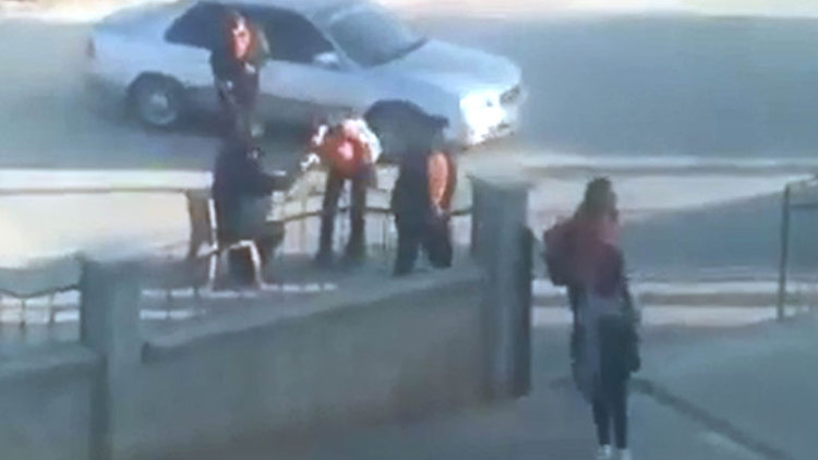 Okul müdürü öğrencilere el öptürdü