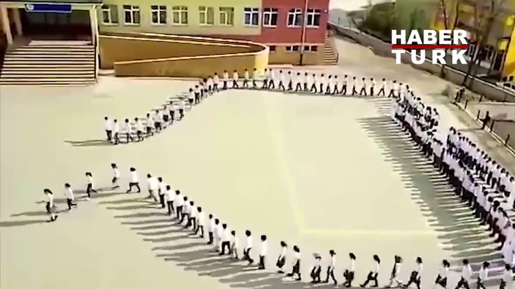 Yozgat'taki ortaokul öğrencilerinden muhteşem ay yıldız koreografisi