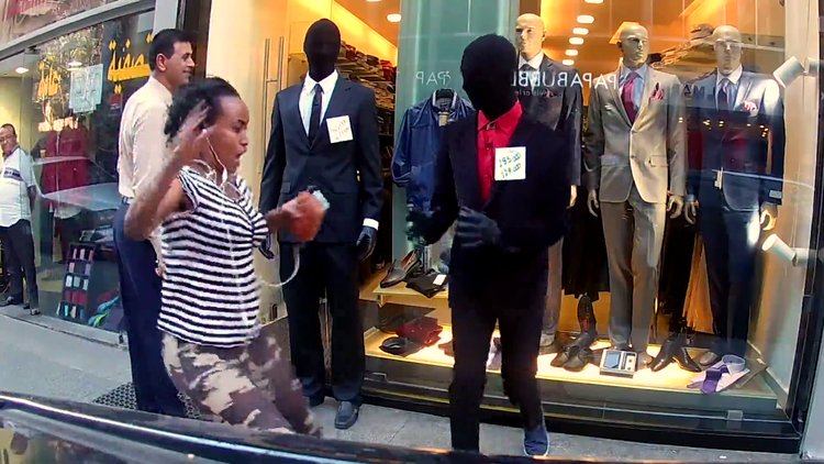 Bir anda saldırdı!